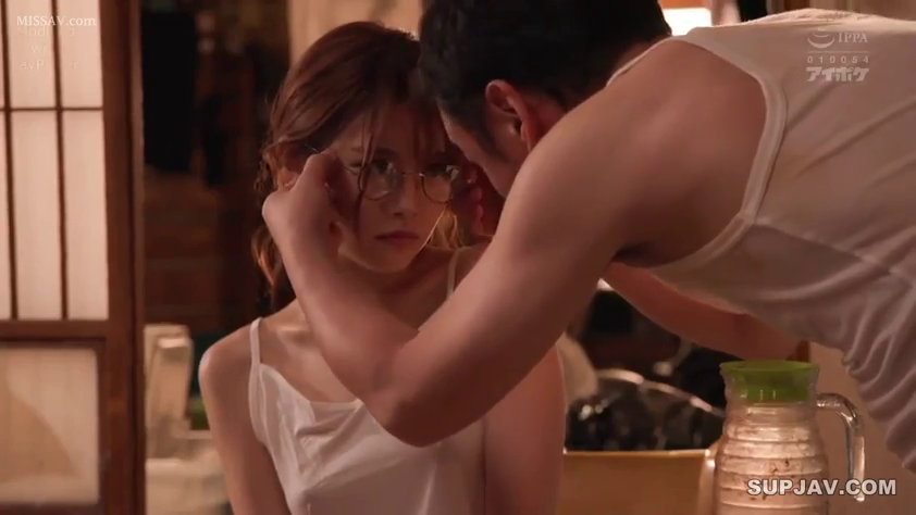 Indoor · 面部 · Glasses · Soft light · Face to face · 吊带裙 · Tenderness · 摘眼镜