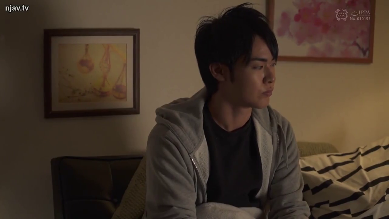 座り姿勢 · 寝室 · 半身特写 · 平凡 · 男性 · 装饰画 · 灰色连帽衫 · 注视侧方