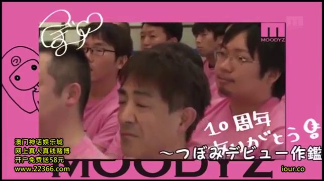 坐姿 · 眼镜 · 专注 · 面部特写 · 粉色T恤 · 观看 · 室内会场 · 男性观众