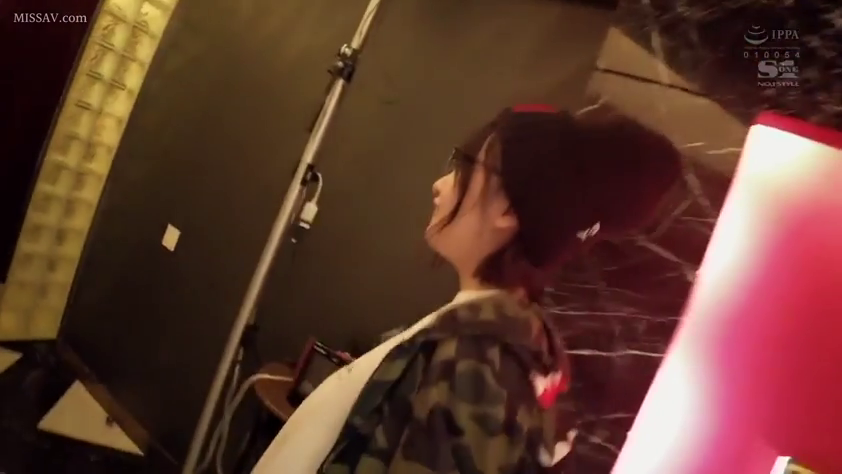 Stand · 自然 · Observation · 暗光 · 侧脸特写 · 影棚 · 灯架 · 迷彩外套