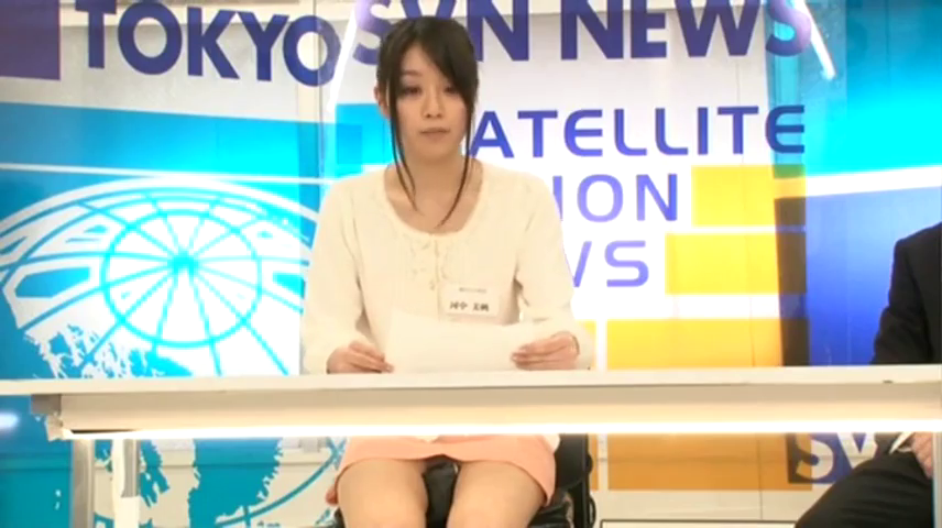 Sitting Posture · 名牌 · Medium shot · Pink short skirt · News Studio · Professional · 拿着纸张 · 低角度偷拍