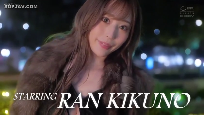 字幕 · 微笑 · 凝视 · 头部 · 皮草 · 户外夜景 · 微侧