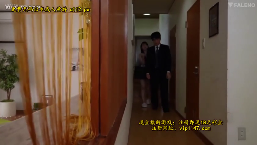 剧情叙事 · 室内廊下 · 中远景 · 平淡表情 · 職場スーツ · 行走姿态 · 日常归家 · 珠帘