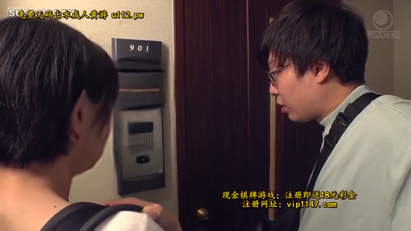 寻访 · 严肃 · 休闲装 · 站姿 · 面部特写 · 剧情场景 · 门口 · 门牌