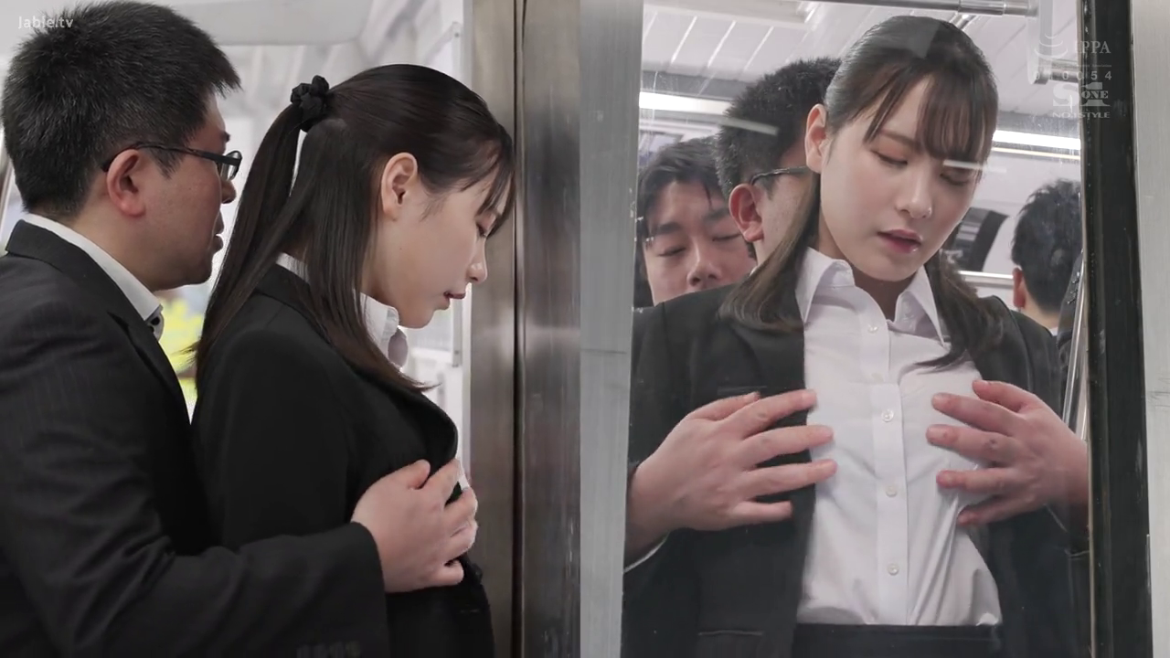 胸部特写 · 黑短裙 · 忍耐 · 拥挤的电车 · 身体紧贴车门 · 猥亵 · 车窗玻璃 · 痴汉场景