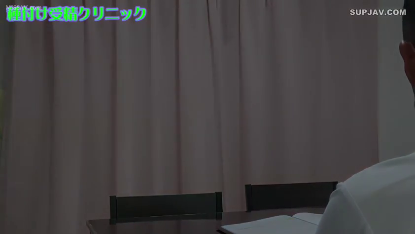 坐姿 · 办公室 · 衬衫 · 书写 · 笔记本 · 简约