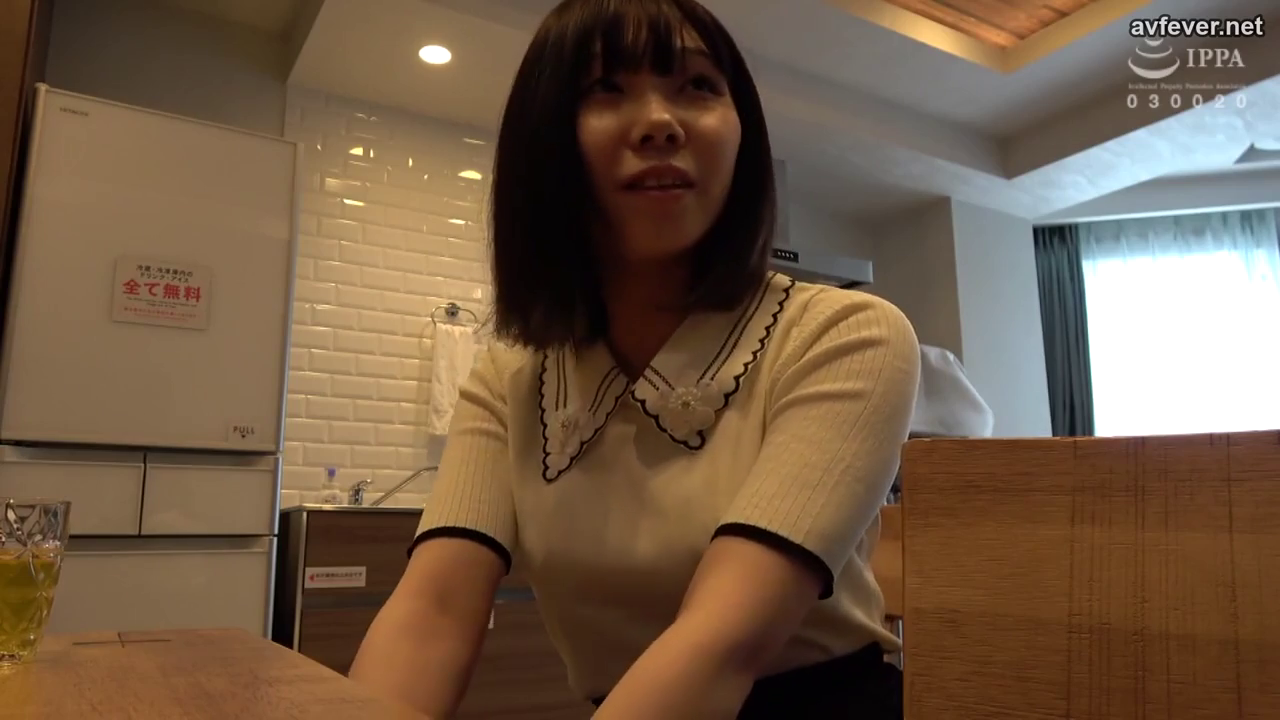 坐姿 · 单人 · 平静 · 特写 · 厨房 · 凝视 · 针织衫 · 冰箱