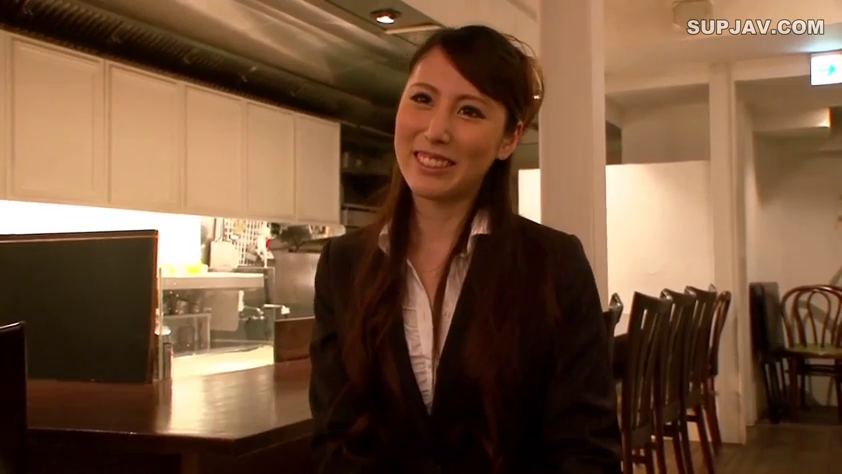 坐姿 · 白衬衫 · 中景 · 微笑 · 面对镜头 · 餐厅 · 桌椅