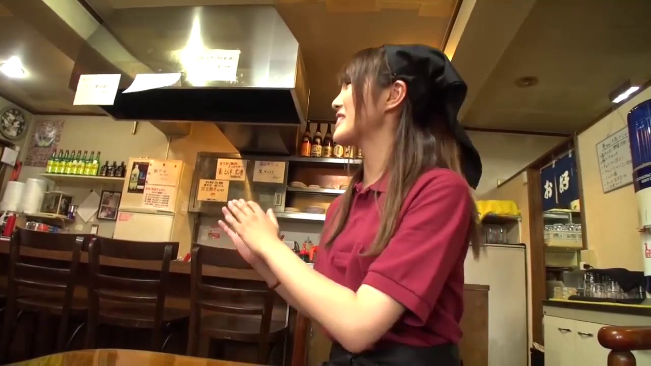 站立 · 中景 · 微笑 · 餐厅 · 橱柜 · 横顔 · 鼓掌 · 餐厅工服