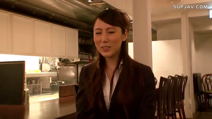 坐姿 · 交谈 · 微笑 · 职业装 · 上半身 · 餐厅 · 桌椅 · 采访