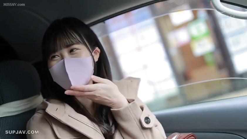 坐姿 · 面部 · 微笑 · 车内 · 水印 · 口罩 · 米色大衣 · 调整口罩