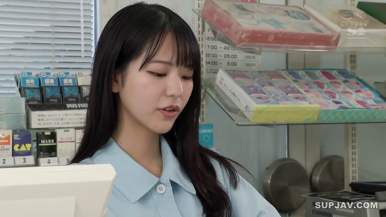 亚洲女性 · 站立 · 胸部以上特写 · 自然 · 便利店柜台 · 淡蓝色便利店制服 · 商品货架 · 看物