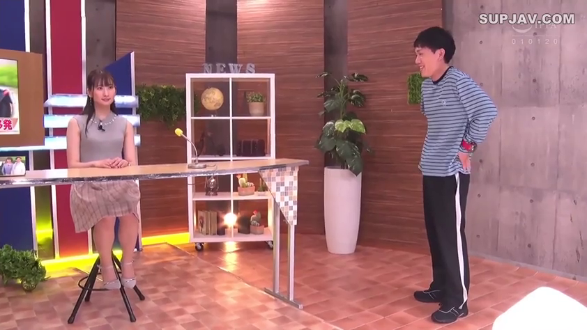 Sitting Posture · 全景 · Smile · 对话 · Plot · Microphone · Studio · 无袖衫