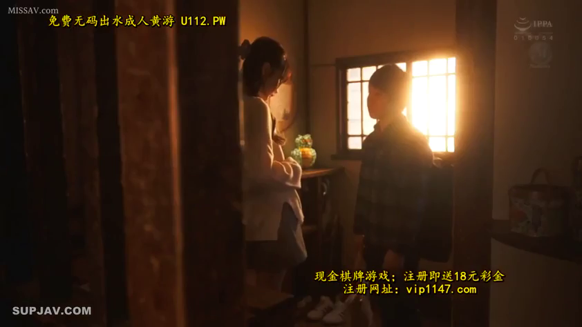 严肃 · 中景 · 对视 · 储物柜 · 逆光 · 日式民宅 · 对立站立 · 休闲日常装