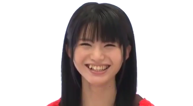 面部特写 · 摄影棚 · 端坐 · 开怀大笑 · 齐刘海 · 红衣 · 介绍