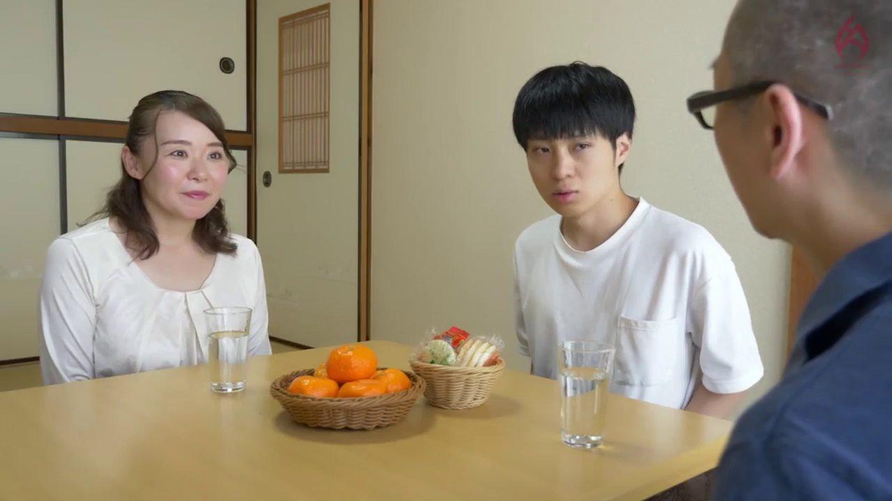 坐姿 · 严肃 · 和室 · 谈话 · 家庭伦理 · 日常便服 · 橘子