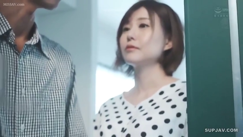 室内 · 站姿 · 平静 · 室内光线 · 特写 · 门 · 波点上衣 · 深情注视