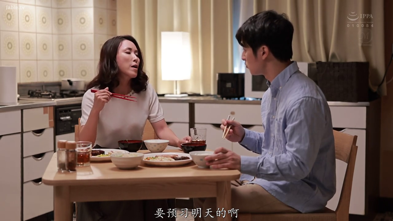 Sitting Posture · Medium shot · 谈话 · 餐厅 · Loungewear · Dining · 餐具 · Lifestyle