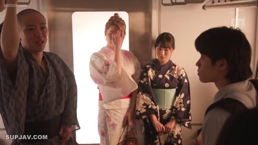 车厢 · Serious · Stand · Gaze · No · 多人 · 浴衣 · 手袋