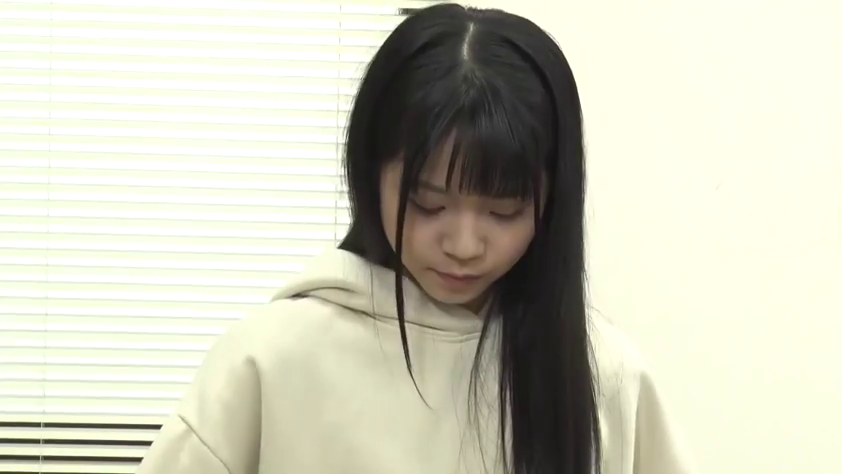 室内 · 单人 · 低头 · 是 · 静止 · 百叶窗 · 卫衣 · 落寞