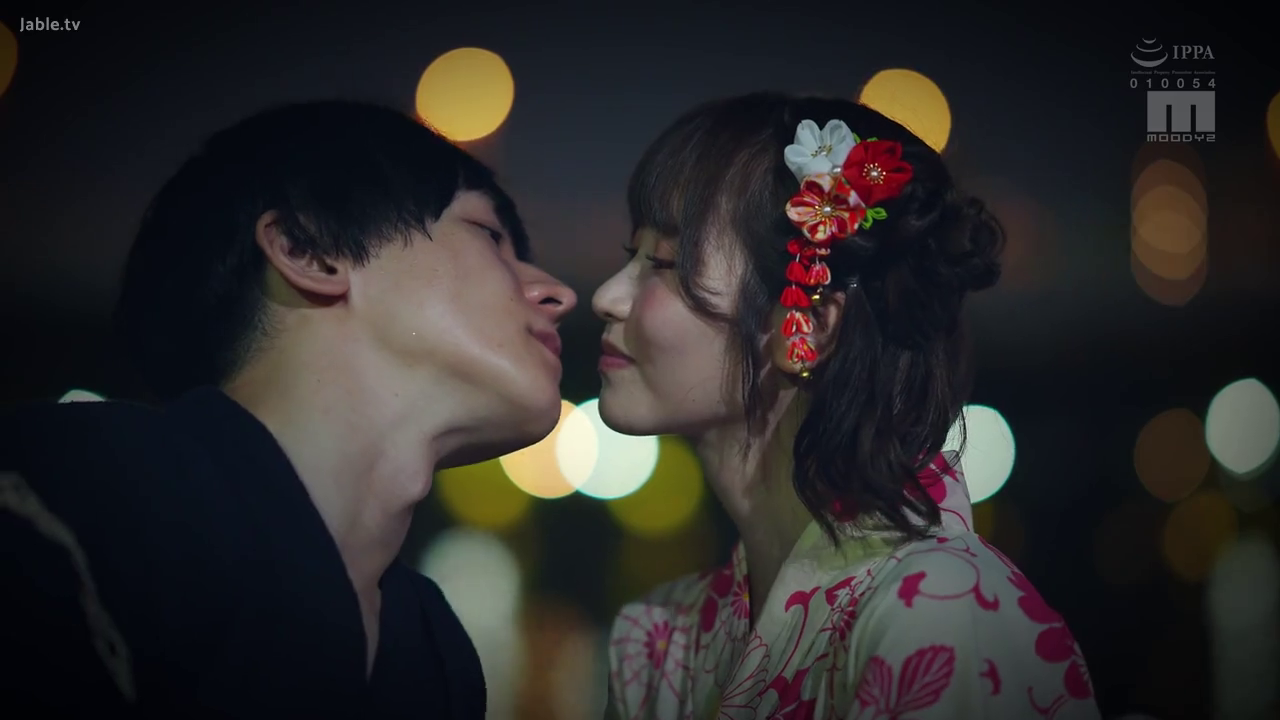 面部特写 · 和服 · 发饰 · 深情 · 浪漫氛围 · 亲吻前奏 · 夜晚户外 · 相对而立