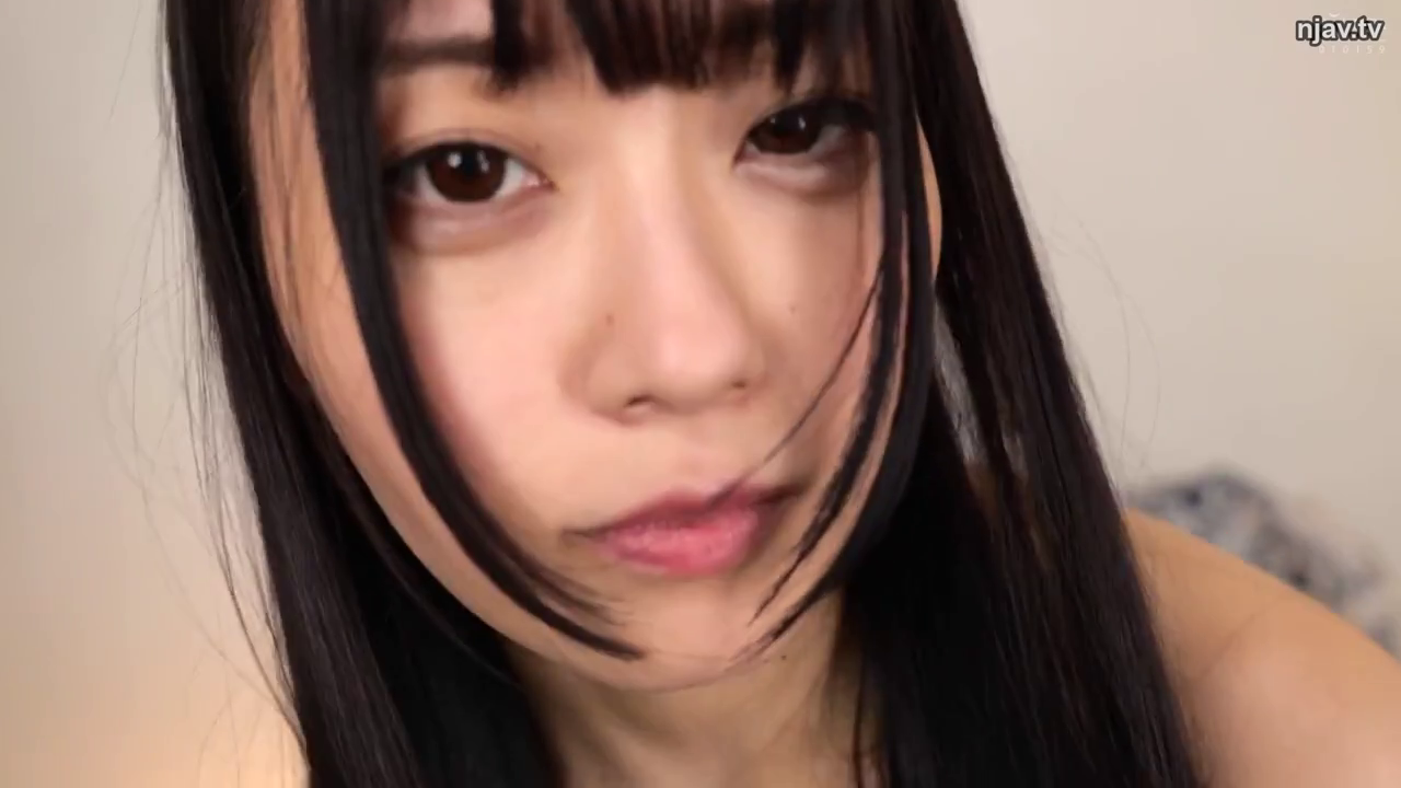 室内 · 平静 · 注视 · 对视 · 面部大特写 · 裸肩 · 黑长直