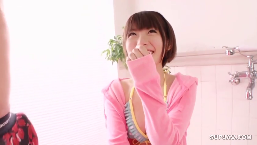 座り姿勢 · 顔部のクローズアップ · 浴室 · 清纯 · 开心 · 嬉笑 · 粉色连帽衫