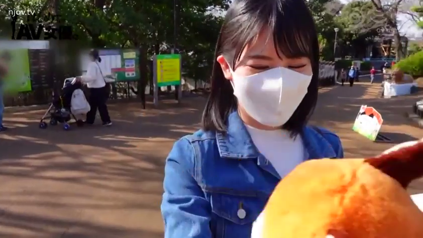 脸部 · 低头 · 站姿 · 平静 · 户外 · 牛仔外套 · 外景 · 玩偶