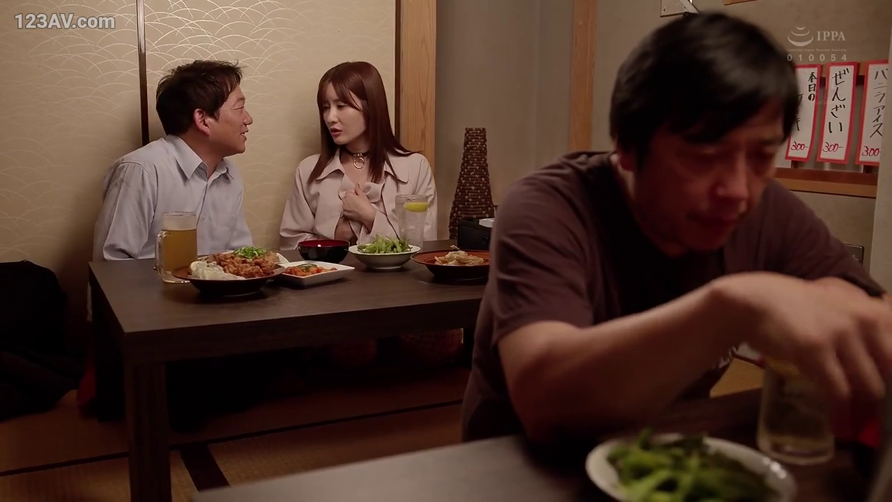 座り姿勢 · 自然 · シャツ · 项圈 · 居酒屋 · 餐具 · 聚餐