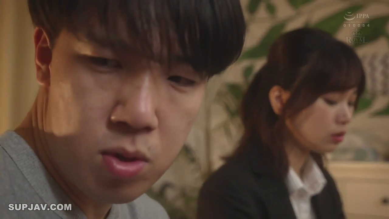 室内 · 交谈 · 严肃 · 灰色上衣 · 面部特写 · 双人 · 对坐