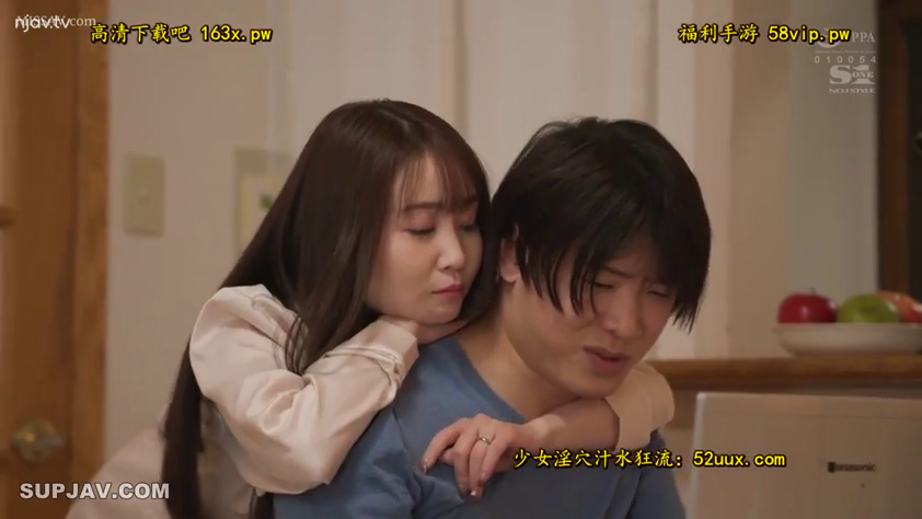 忧郁 · 中景 · 拥抱 · 蓝色T恤 · 房间 · 亲密 · 后抱 · 苹果