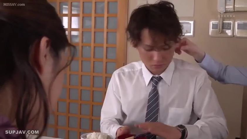 Sitting Posture · Tie · Half-body close-up · 餐桌 · 进食 · 碗筷 · 沮丧 · 侧位观察