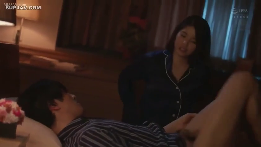 专注 · 卧室 · 中景 · 昏暗灯光 · 跨坐 · 调情 · 蓝色丝绸睡衣 · 床头花束