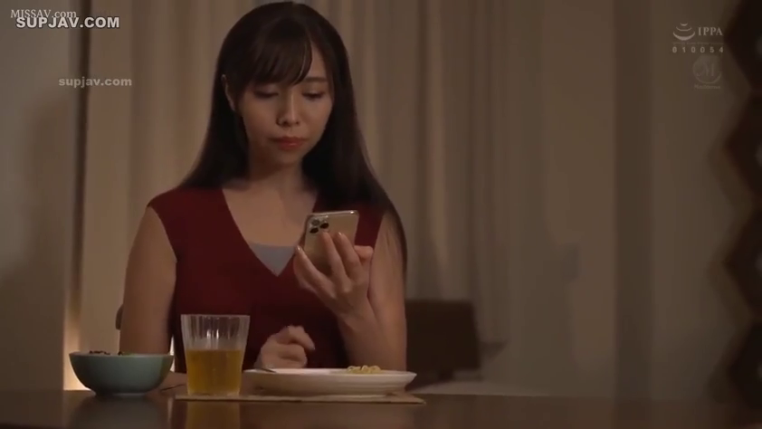 坐姿 · 半身特写 · 准备用餐 · 碗碟 · 居家日常 · 红色无袖上衣 · 餐厅饭桌 · 表情平静