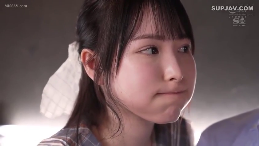 室内 · 顔のクローズアップ · 发饰 · 侧望 · 可爱 · 格纹衫 · 鼓腮