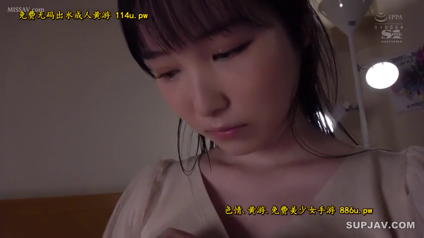 低头 · 卧室 · 台灯 · 面部特写 · 脱衣 · 犹豫 · 米色女衫 · 广告字幕