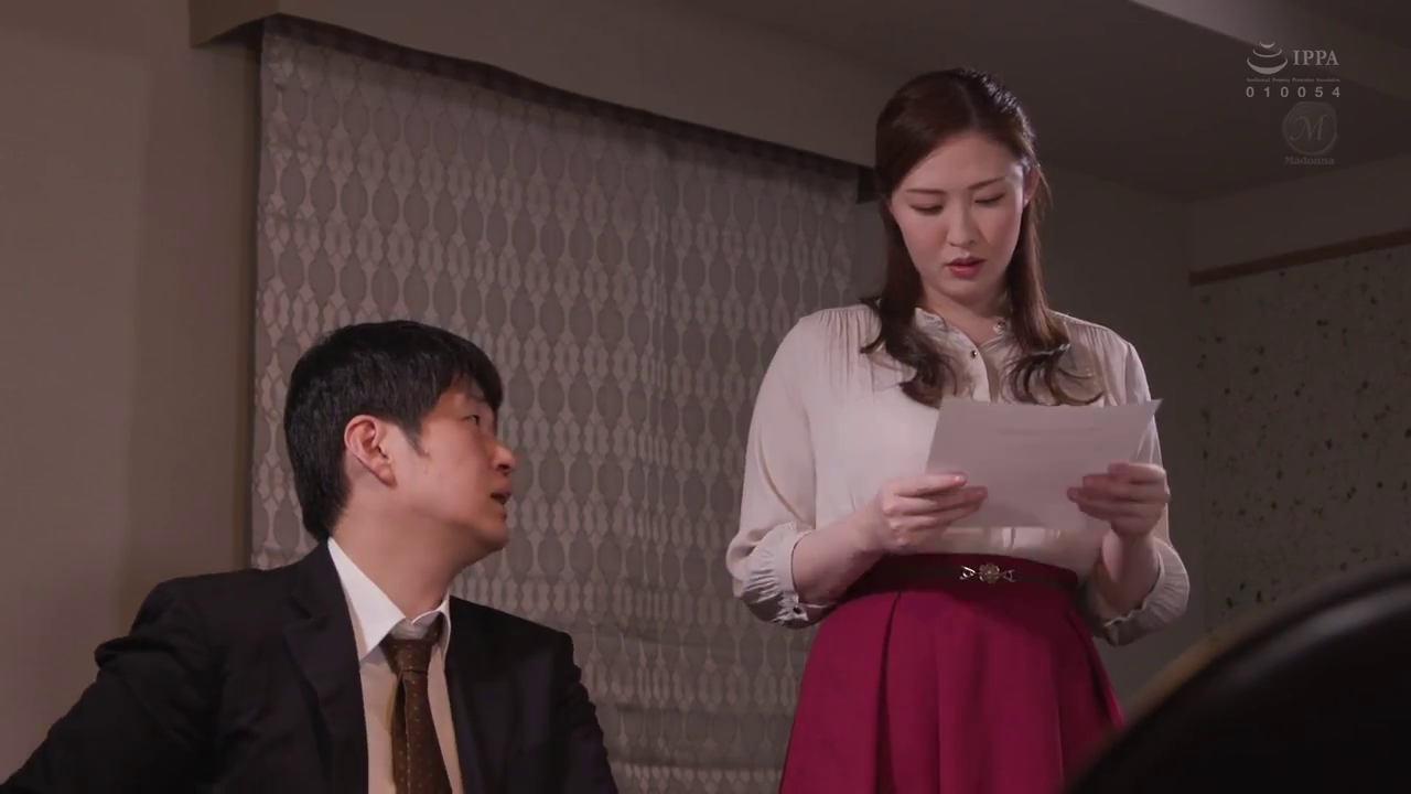 室内 · 集中 · 站立 · 中景 · ビジネススーツ · 水印 · 文件 · 看文件