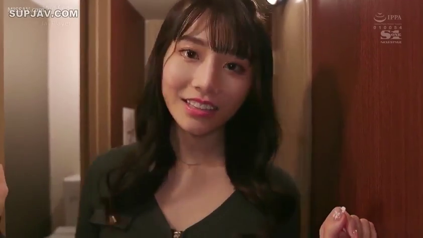 站立 · 微笑 · カメラに向かって · 近景 · 水印 · 室内廊下 · 深色V领上衣