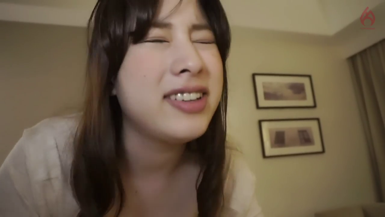 俯身 · 臉部特寫 · 臥室 · 成人影片截图 · 挂画 · 浅色上衣 · 闭眼张嘴 · 反应