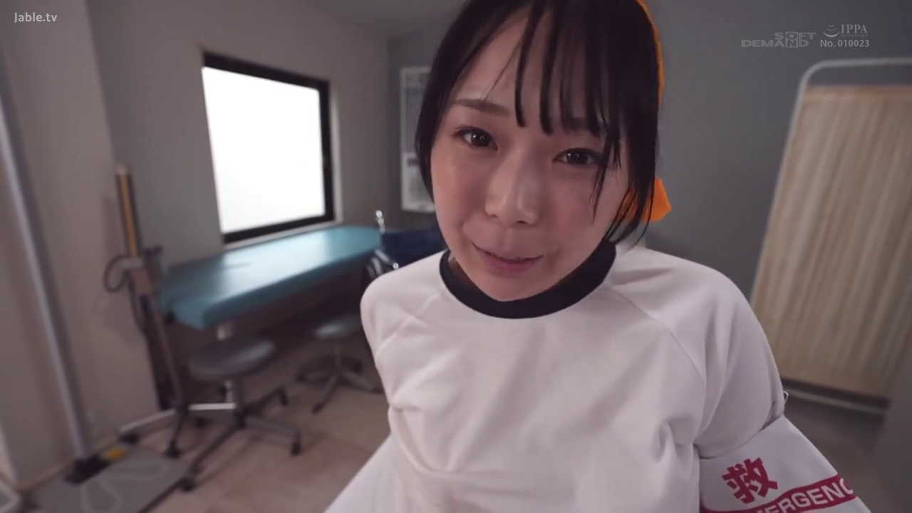 俯身 · 脸部特写 · POV · 医务室 · 询问 · 白色运动服 · 担心 · 救护袖标