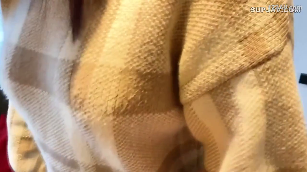 室内 · 胸部 · 站立 · 展示 · 特写 · 格纹毛衣