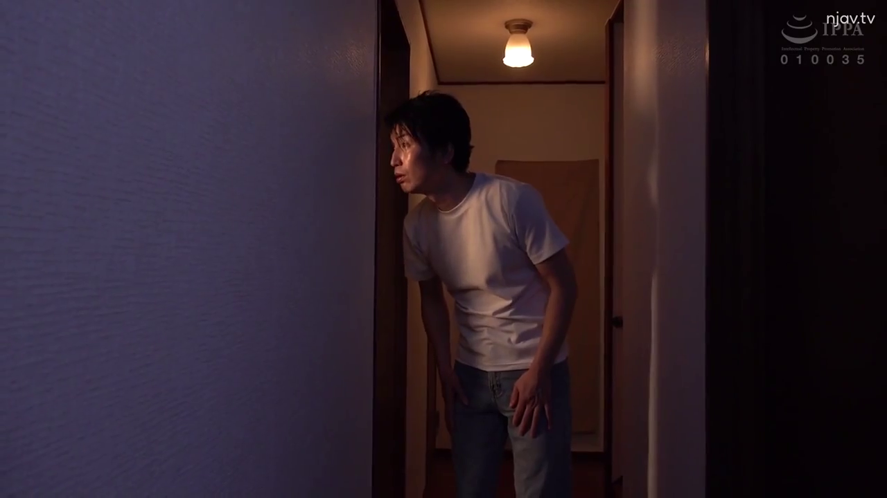 全身 · 走廊 · 凝视 · 昏暗 · 偷窥 · 白色T恤牛仔裤 · 弯腰窥视