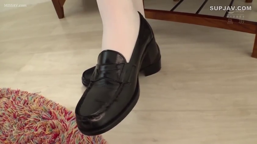 室内 · 足部特写 · 站立 · 展示 · 地毯 · 皮鞋 · 木地板