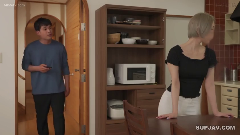 严肃 · 站姿 · 对视 · 厨房 · 橱柜 · 日常休闲装