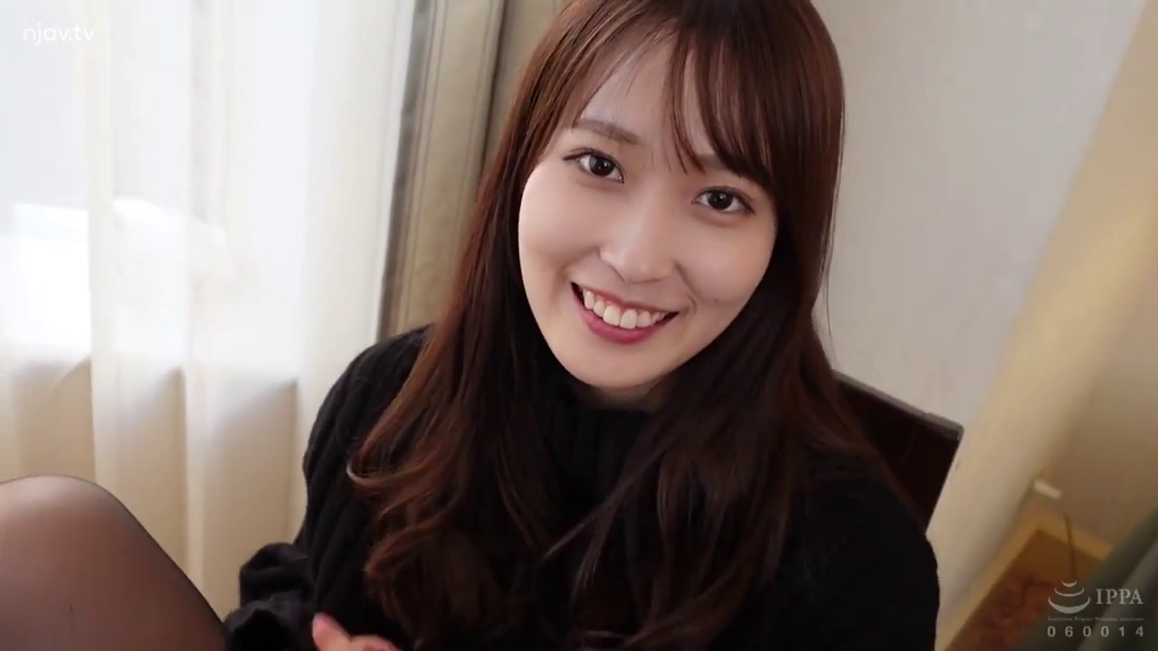 室内 · 坐姿 · 微笑 · 面部特写 · 黑色高领毛衣 · 开心 · 人像