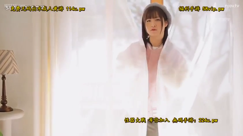 站立 · 中景 · 平静 · カジュアルウェア · 注視 · 窗帘 · 窗边 · 高露出