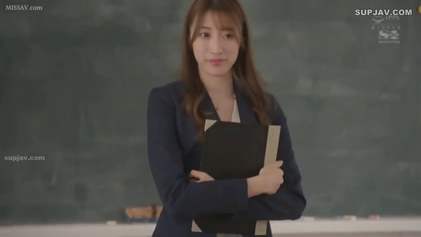 教室 · 站立 · 中景 · 文件夹 · 温和 · 深蓝色西装 · 怀抱文件夹 · 教师角色