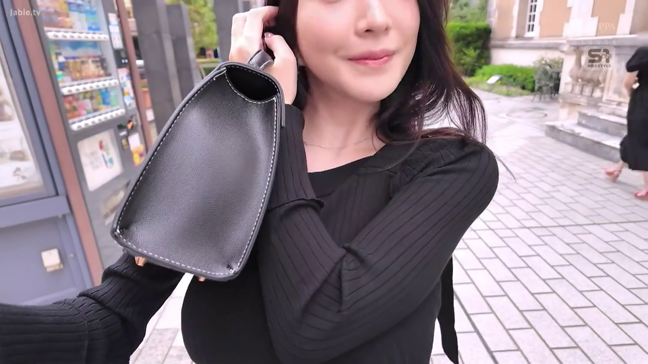 站立 · 微笑 · 半身特写 · 手提包 · 整理头发 · 清纯风 · 黑色长袖针织衫 · 街头自动贩卖机旁