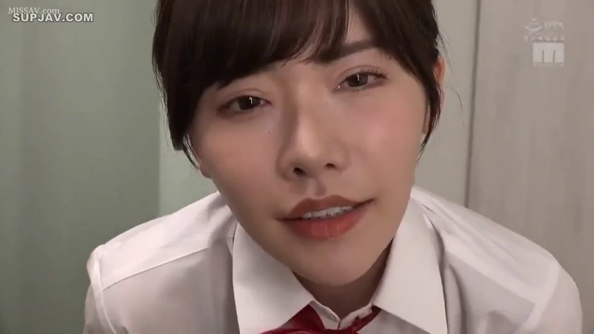 室內 · 脸部 · 白襯衫 · 微笑 · 注視 · 俯视