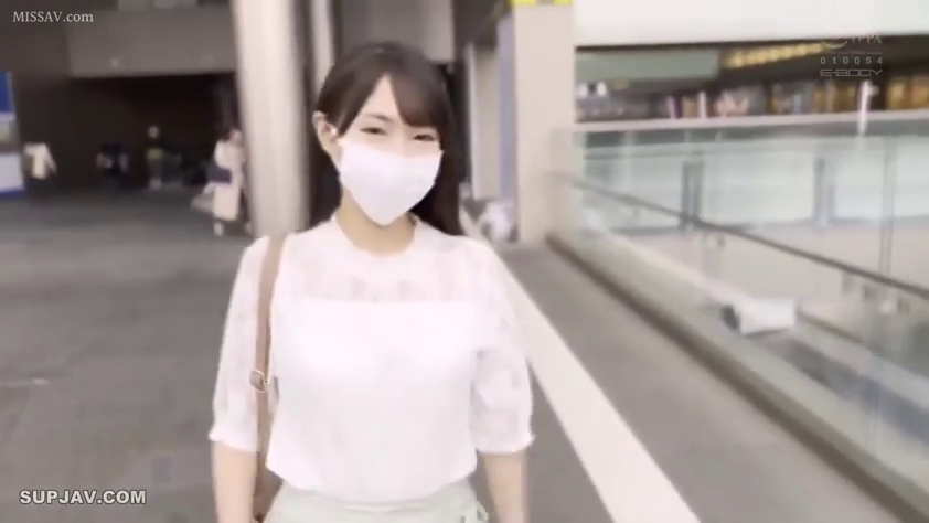 口罩 · 日常裝 · 愉快 · 走动 · 步行 · 商场 · 街拍视角